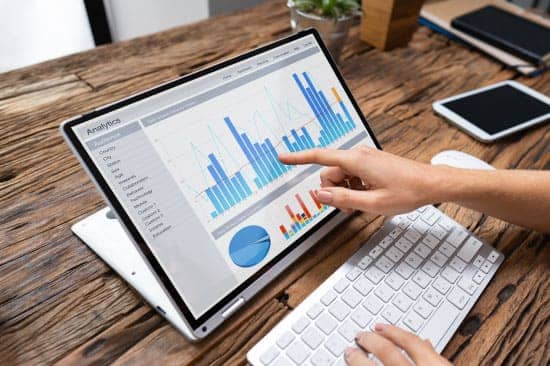 agencia-marketing-de-contenidos-en-peru-empresario-analizando-el-grafico-de-crecimiento-de-su-negocio-en-la-computadora