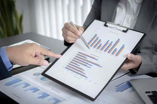 diseno-de-paginas-web-tacna-empresarios-analizando-datos-de-graficos-financieros.