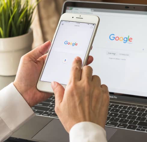 posicionamiento-web-en-tacna-hombre-buscando-informacion-en-google