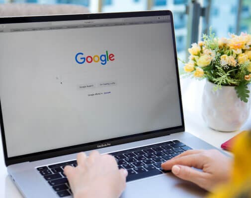 servicios-de-copywriting-web-en-peru-mujer-escribiendo-en-google