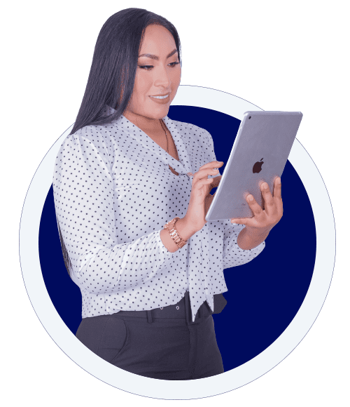 optimizer-manager-nelida-guevara-de-pie-buscando-en-internet