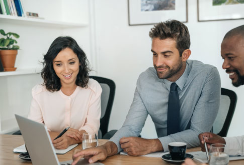 diseno-de-paginas-web-en-lima-empresarios-sonrientes-que-trabajan-juntos-en-una-oficina